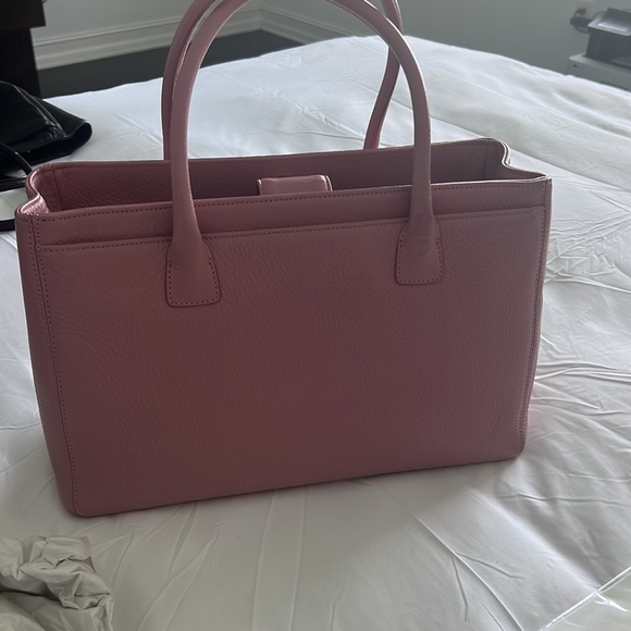 NWOT- Chanel Pink Executive Medium Cerf Tote. Excellent condition. - Picture 12 of 13